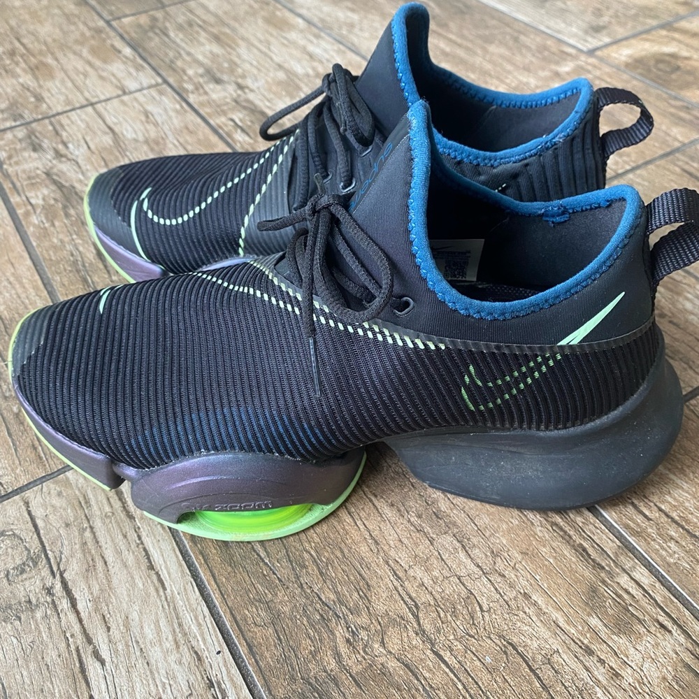 Nike woman 8.5…. Great condition